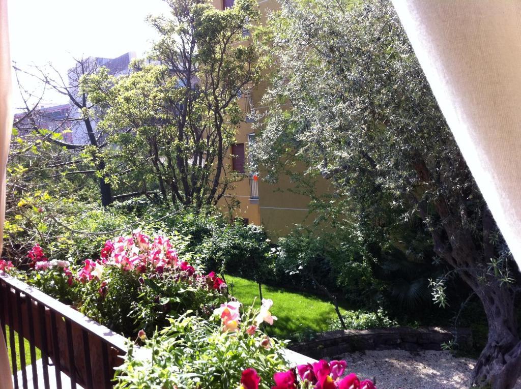 Camera Matrimoniale con Vista Giardino